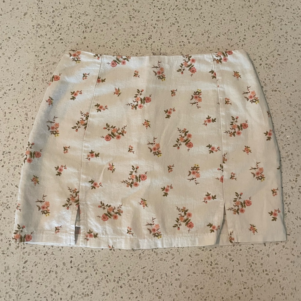 WHITE FLORAL MINI SKIRT!
